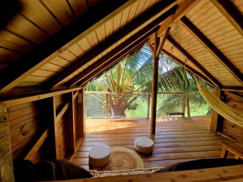 una vista interna di una cabina di legno con due sgabelli di Pura vida Lodge a Sainte-Rose