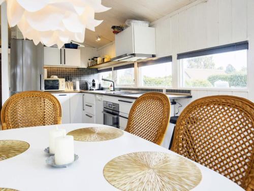 Η κουζίνα ή μικρή κουζίνα στο Cozy Seaside Retreat in Eno-By Traum