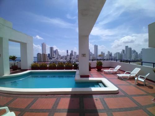 uma piscina no telhado de um edifício em APARTAMENTO DE 3 ALCOBAS H-8MR CERCA AL MAR CON PISCINA AIRE ACONDICIONADO Y WIFi em Cartagena das Índias