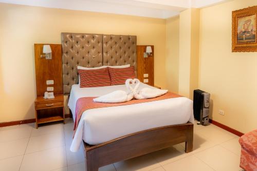 a bedroom with a large bed with towels on it at Santuario Machupicchu in Machu Picchu