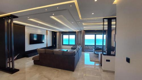 een woonkamer met een bank en een televisie bij Tanger Luxury Family Appartments, Boulevard. in Tanger