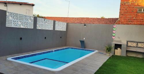 una piscina al lado de una casa en Casa Águas Belas, en Beberibe