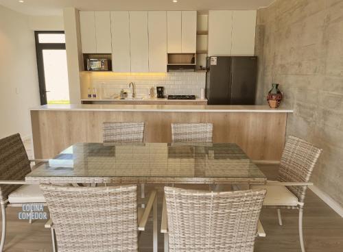 uma cozinha com mesa e cadeiras e um balcão em 2BR Apartamento Moxie Paracas con Terraza y AC en 1r Piso em Paracas