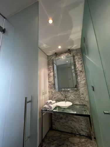 a bathroom with a sink and a mirror at Habitación exclusiva in Buenos Aires