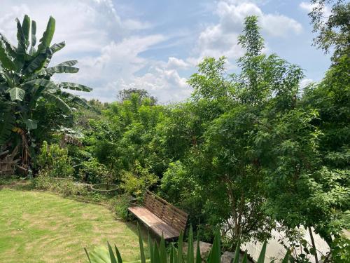 Taman di luar Maesa Greenery Hill SHA