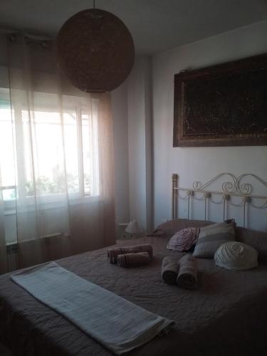1 dormitorio con 1 cama con 2 almohadas en CALIDAS HABITACIONES DOBLES, BAÑO PRIVADO y PATIO, en Villalbilla