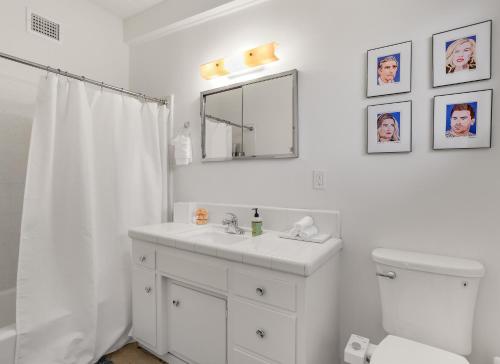 een witte badkamer met een wastafel en een spiegel bij Bright & Harmonious Oasis - A Ryson Property in Palm Springs
