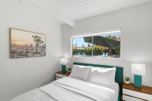 een slaapkamer met een bed en een raam bij Bright & Harmonious Oasis - A Ryson Property in Palm Springs