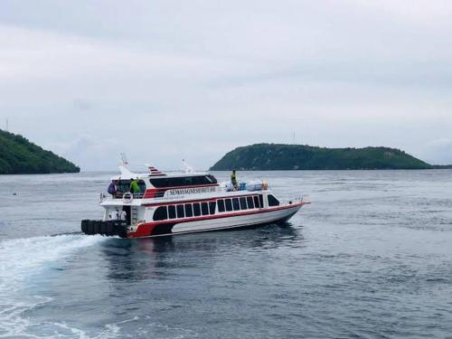 GiliFerries Semaya One Cruise في بادانجباى: قارب في الماء على نهر