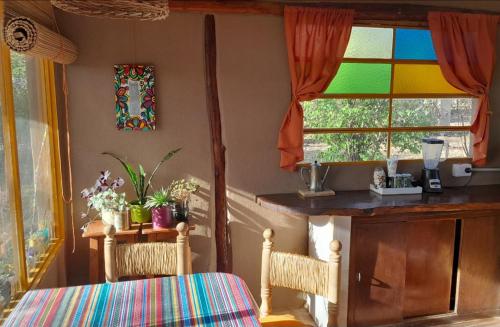 comedor con mesa y vidriera en Casa Sol y Luna, en Villa General Belgrano