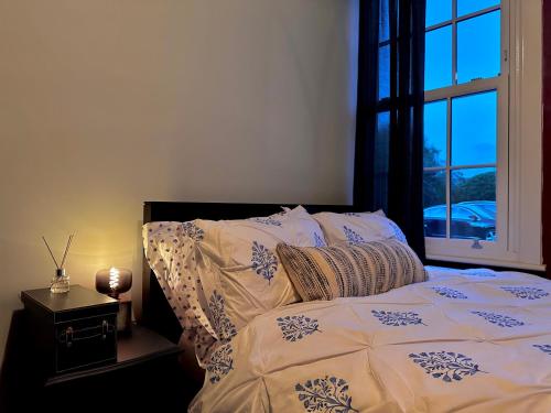 sypialnia z łóżkiem z oknem i łóżkiem sidx sidx sidx w obiekcie The Bolt Hole w mieście Stratford-upon-Avon