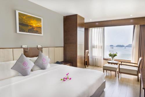 En eller flere senger på et rom på Cat ba Paradise Hotel - Sky Bar & Massage