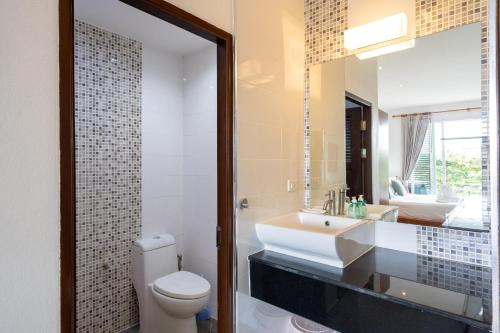 Ett badrum på 2br Seaview Apartment, Long Beach, Lanta Sport Resort 304