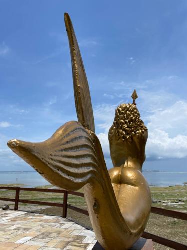 Uma estátua de uma mulher com uma estrela na cabeça. em Estúdio Village Ilha dos Corais em Vera Cruz de Itaparica