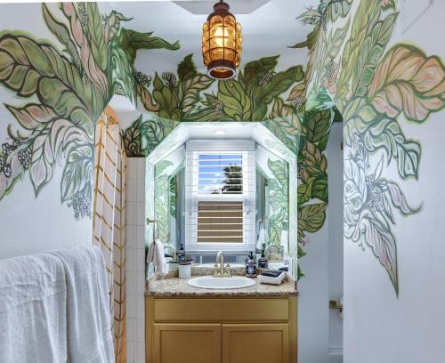 uma casa de banho com um lavatório e um espelho em Casa Rosa - A Ryson Property em Palm Springs
