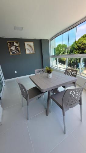 a dining room with a table and two chairs at BRISA DE CARAPIBUS in Conde