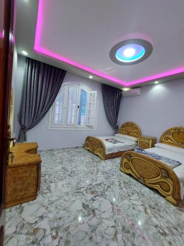 een kamer met 2 bedden en een paars plafond bij Oocka stay villas in Dahab