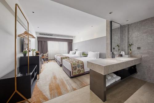 een hotelkamer met 2 bedden en een wastafel bij Dashen Hotel Shunde Lecong in Shunde