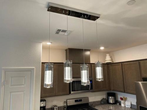 Sleek & Stylish 3-BR Luxury Townhome - 7 Mile from Las Vegas Strip
