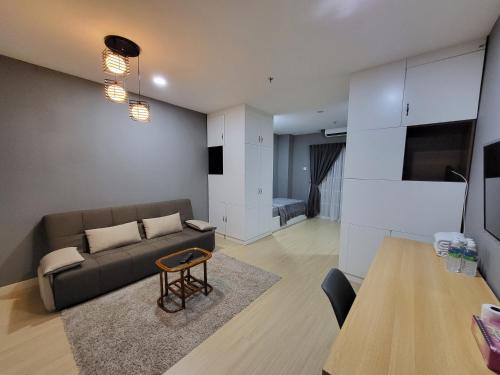 Un lugar para sentarse en NICE and COZY studio apartment with gym and pool.
