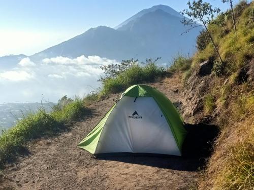 KintamaniにあるGunung Batur campの山の脇に座るテント
