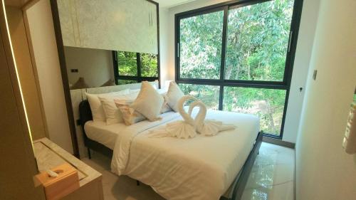 Postel nebo postele na pokoji v ubytování A505-penthouse Forest View 2br2bathao Nang Beach