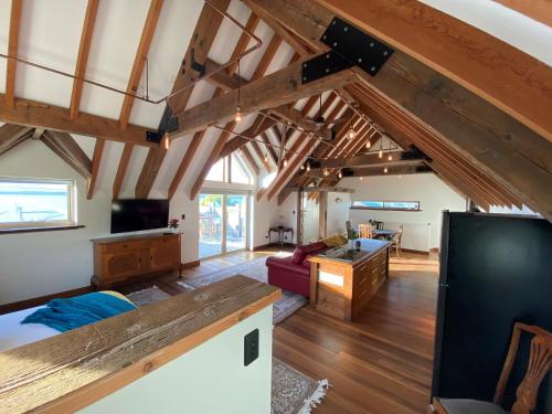a large living room with wooden beams at Tulka House in Tulka
