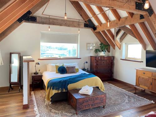 Un dormitorio con una cama y una ventana grande. en Tulka House, en Tulka