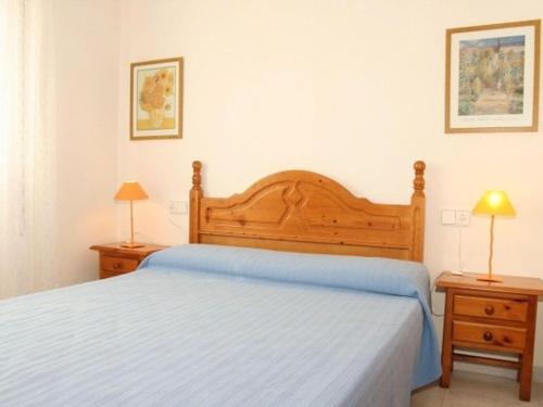 um quarto com uma cama e duas mesas de cabeceira em Villa L'Ametlla de Mar, 5 pièces, 8 personnes - HISP-217-213 em L'Ametlla de Mar