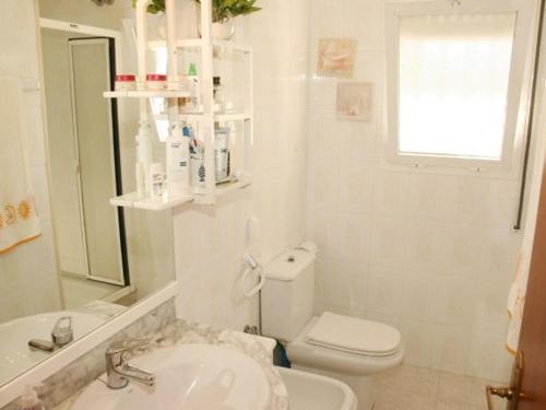 uma casa de banho branca com um WC e um lavatório em Villa L'Ametlla de Mar, 5 pièces, 8 personnes - HISP-217-213 em L'Ametlla de Mar