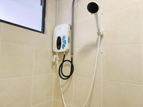 un asciugacapelli sul muro della doccia in bagno di S3 2Room Sunway Geo 1-8PAX Sunway Medical Centre a Kampong Penaga