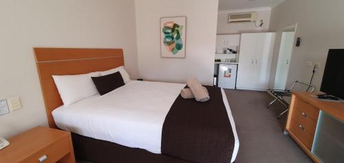 Postel nebo postele na pokoji v ubytování Golden Reef Motor Inn