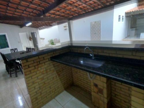 a kitchen with a sink and a counter top at Luxo nas Ondas: Casa de Praia de Alto Padrão in São João da Barra