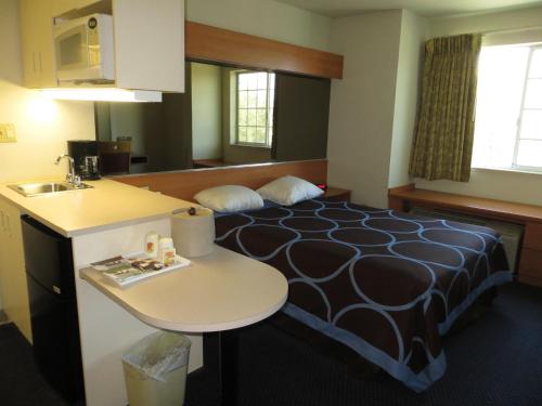 Un pat sau paturi într-o cameră la SureStay by Best Western Sacramento South Natomas