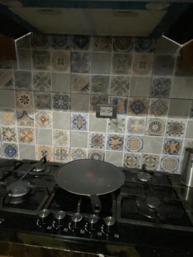 a stove top with a pan on top of it at Departamento villas in La Cantera