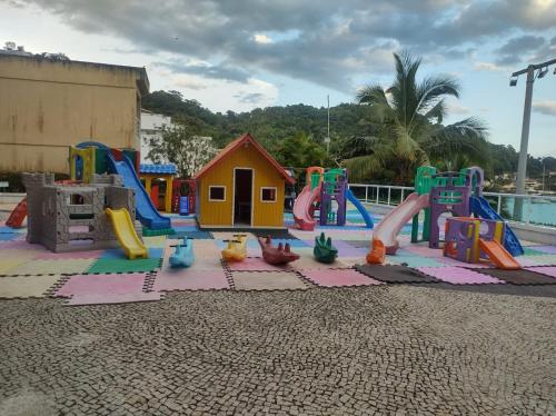 un parque infantil con juegos coloridos en Angra Inn Praia Grande, en Angra dos Reis
