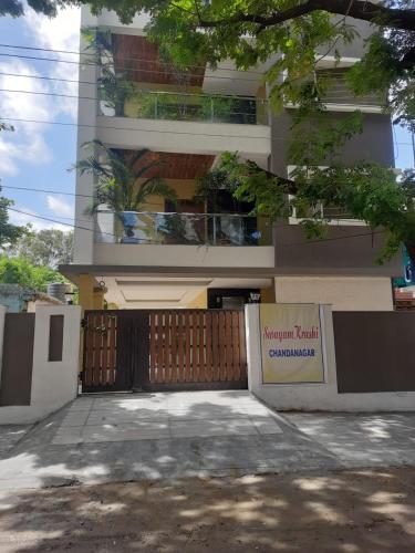 un edificio con una puerta y una señal en él en Swayamkrushi 3rd Floor, en Hyderabad