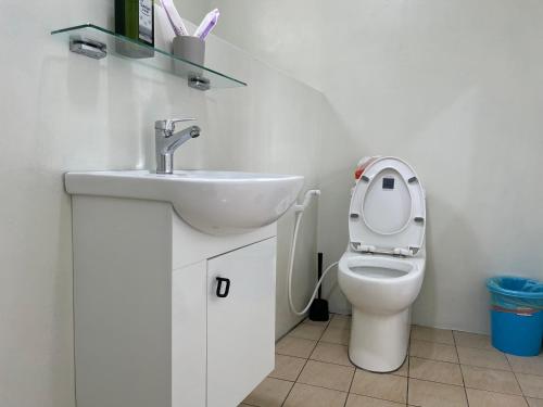 a bathroom with a sink and a toilet at 佳林居 in Dahu