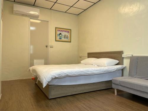 - une chambre à l'hôpital avec un lit et un canapé dans l'établissement 佳林居, à Dahu