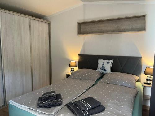 En eller flere senge i et værelse på Holiday home island view in Nowe Warpno