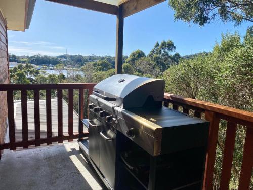 una parrilla en un balcón con vistas en Gordon Gateway, en Strahan