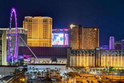 Nespecifikovaný výhled na destinaci Las Vegas nebo výhled na město při pohledu z hotelu