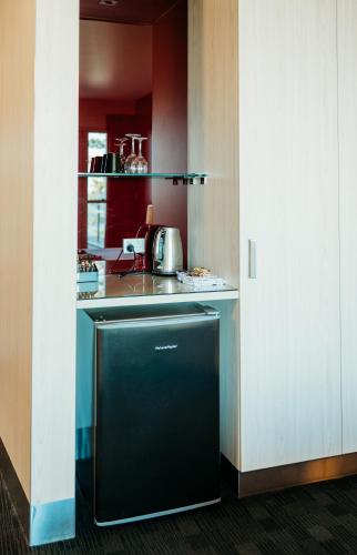 Ceduna Foreshore Hotel Motelにあるキッチンまたは簡易キッチン