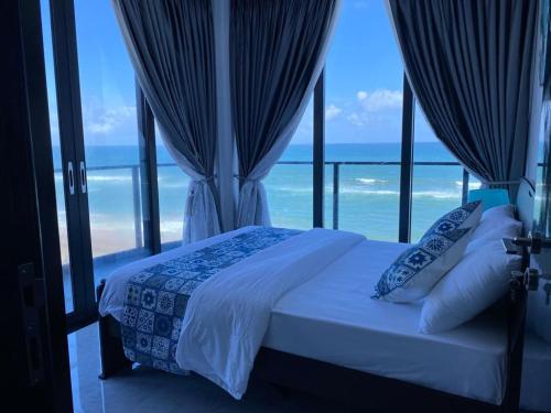 um quarto com uma cama e vista para o oceano em MercuryFM 105 House Colombo 3 - Schofield pl 3-2 em Colombo