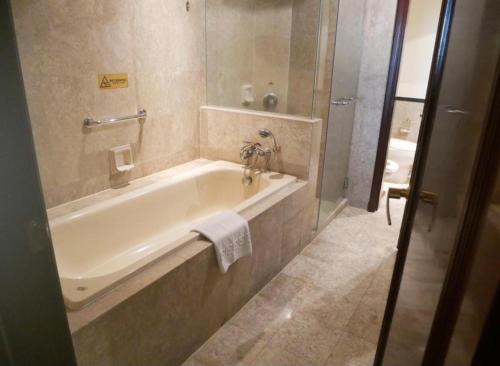 Das Bad ist mit einer Badewanne und einer Dusche ausgestattet. in der Unterkunft AmyliaLee service suit berjaya time square at kl in Kuala Lumpur