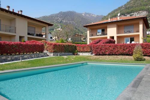 a swimming pool in front of a house at Appartamenti Zerboni in Lenno