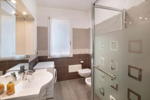 レンノにあるAppartamenti Zerboniのバスルーム(洗面台、トイレ、シャワー付)