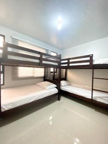 Sönmez Private Villa في Cavite: سريرين بطابقين في غرفة مع نافذة