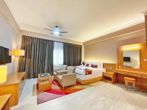 Großes Hotelzimmer mit einem Bett und einem Sofa in der Unterkunft The Avenue M in Johor Bahru
