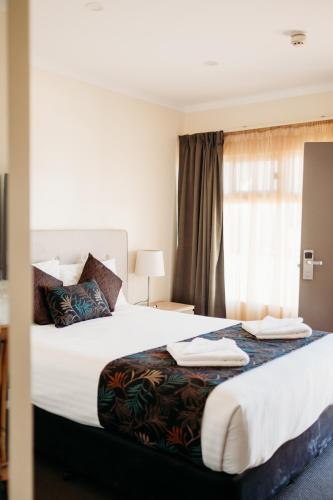 Ceduna Foreshore Hotel Motelにあるベッド